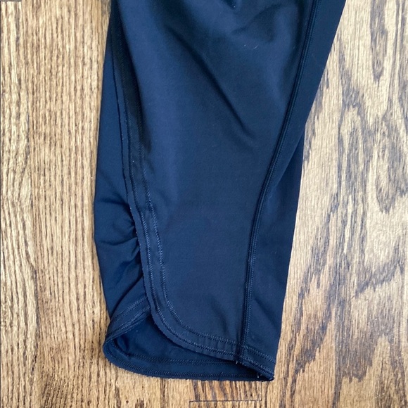Black, cropped Lululemon leggings with pockets, ruched bottoms and zipped pocket - Picture 6 of 15